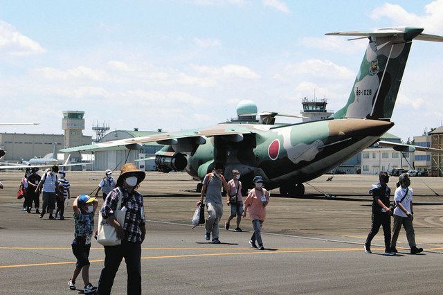 入間基地で3年ぶり散策楽しむ ランウェイウォーク 航空機やヘリ見学も 東京新聞 Tokyo Web