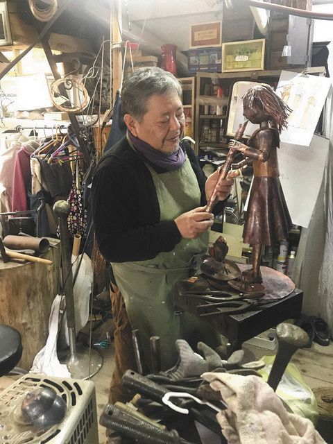 立川市の工房で銅人形を作る赤川政由さん　
