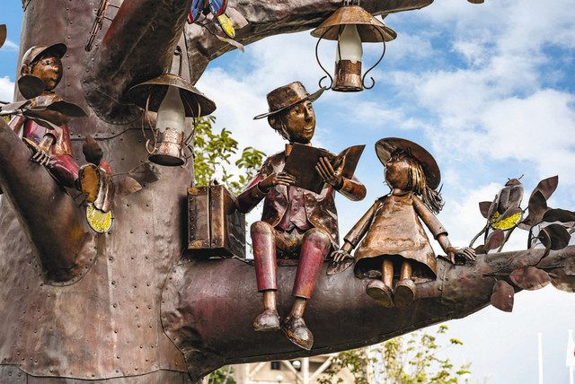 愛知県半田市役所前にある時計塔「南吉さんのお話の木」。同市出身の童話作家新美南吉の作品がモチーフ
