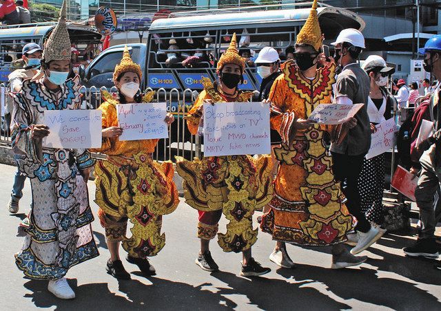 ミャンマーの最大都市ヤンゴンで１１日、伝統衣装姿でデモ行進する若者ら（本紙助手撮影）