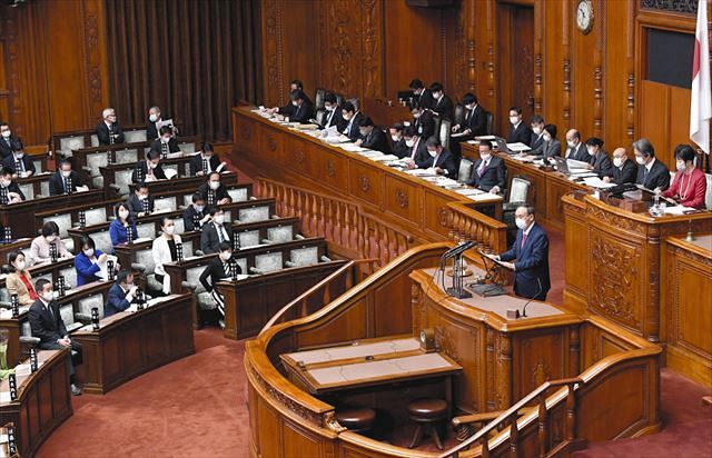 参院本会議の代表質問で答弁する菅首相＝２２日午前、国会で