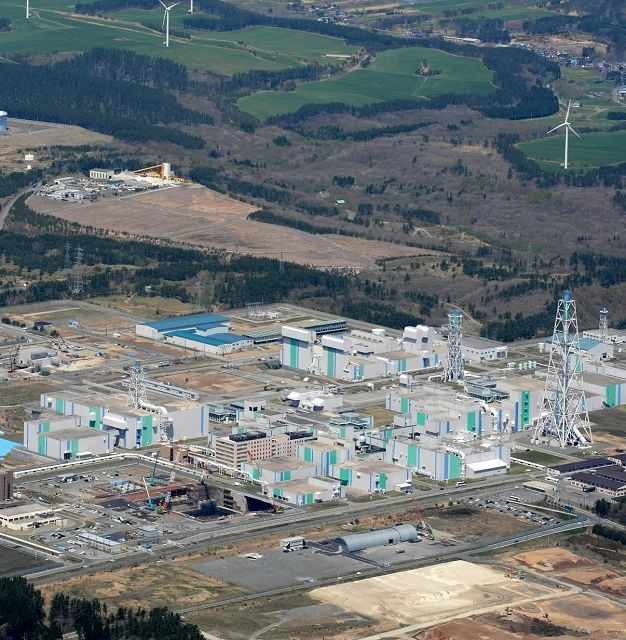 日本原燃の使用済み核燃料再処理工場＝青森県六ケ所村で（2013年撮影）