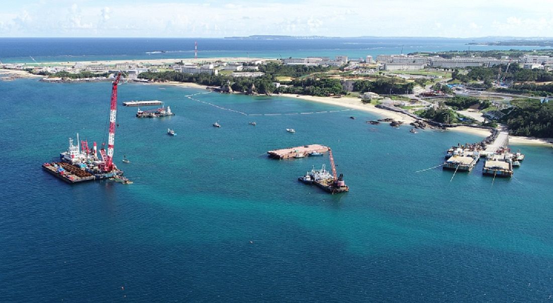 軟弱地盤の改良工事に向けて、辺野古沖で始まった杭打ち試験＝7月、沖縄県名護市辺野古で（沖縄ドローンプロジェクト提供）