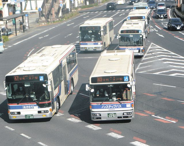 水戸駅前を走る茨城交通のバス＝水戸市で 