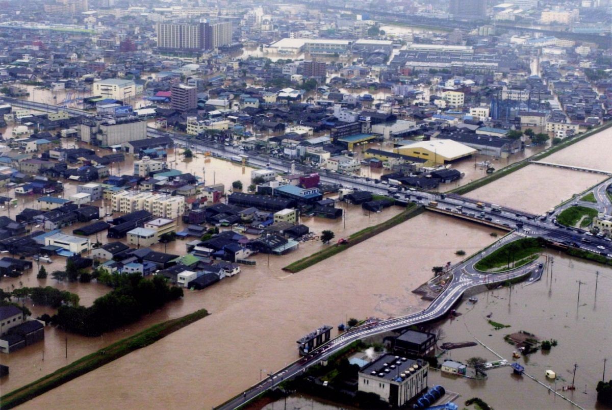 東海豪雨によって水浸しになった住宅街＝2000年9月12日、名古屋市西区で（本社ヘリ「おおづる」から）