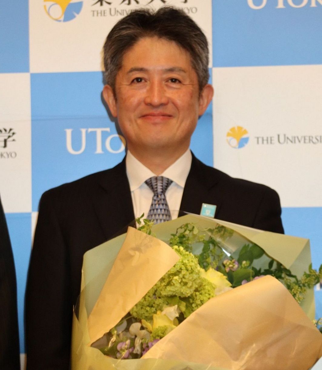 花束を手に笑顔を見せる沖大幹さん＝2024年3月、東京大で