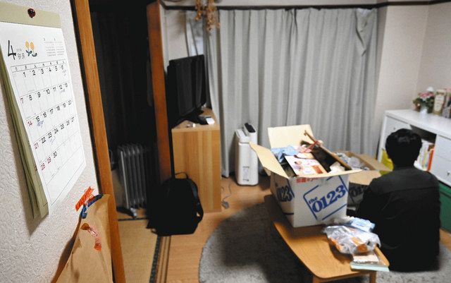 カレンダーが２０１９年４月のままの松永拓也さんの自宅。松永さんは押し入れにあった段ボールの中身の整理をしていた