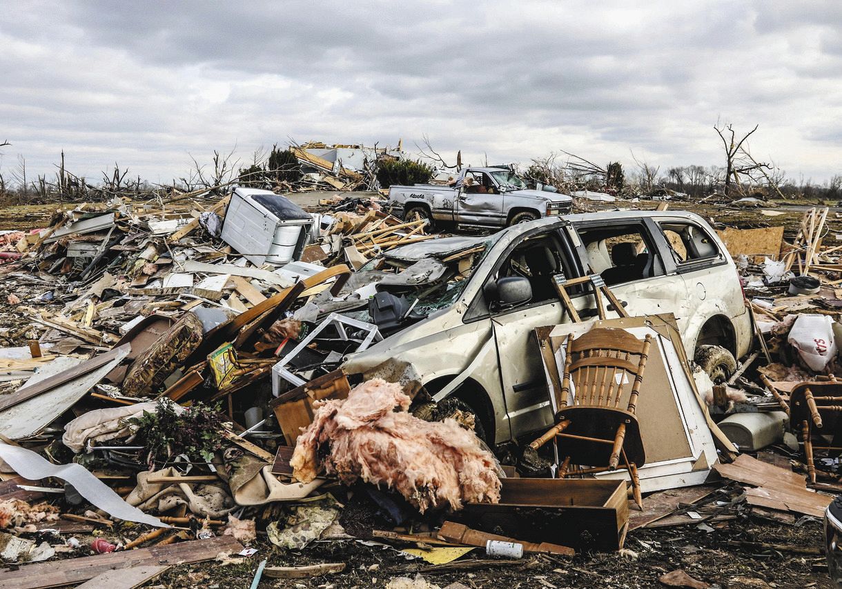 竜巻で被害を受けた車と家財道具＝１１日、米ケンタッキー州ブレーメンで（ＡＰ）