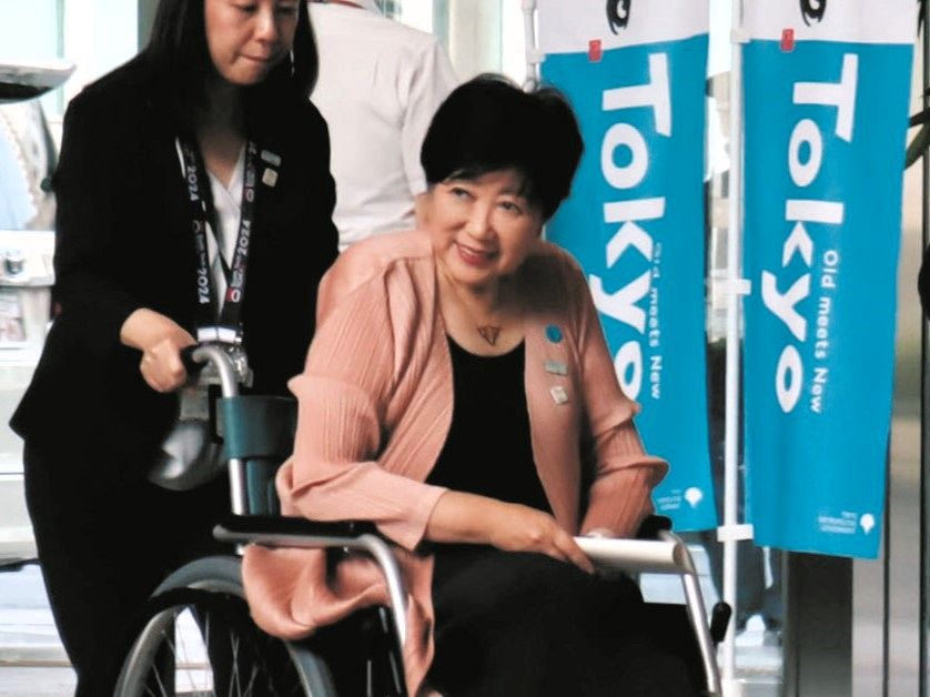 Tokyo Governor Yuriko Koike Returns to Workplace in Wheelchair, Discusses Telework Initiatives and Memorial Ceremony Stance