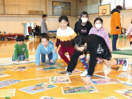 友達と対戦 かるた面白い 昔ながらの正月遊び 児童楽しむ 東京新聞 Tokyo Web