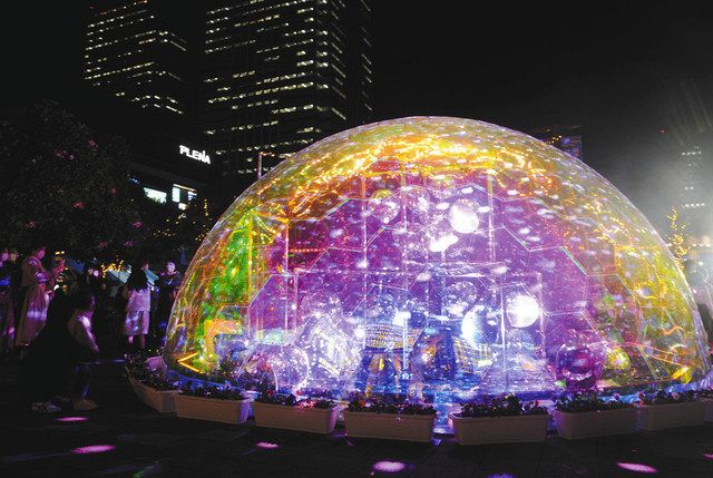 内部にミラーボールが設置され、多彩な色に照らし出されるイルミネーション＝千葉市美浜区のＪＲ海浜幕張駅前で
