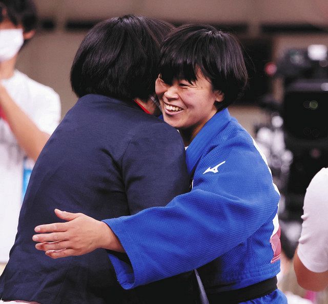 女子７８キロ級で優勝し、笑顔を見せる浜田尚里（右）＝日本武道館で