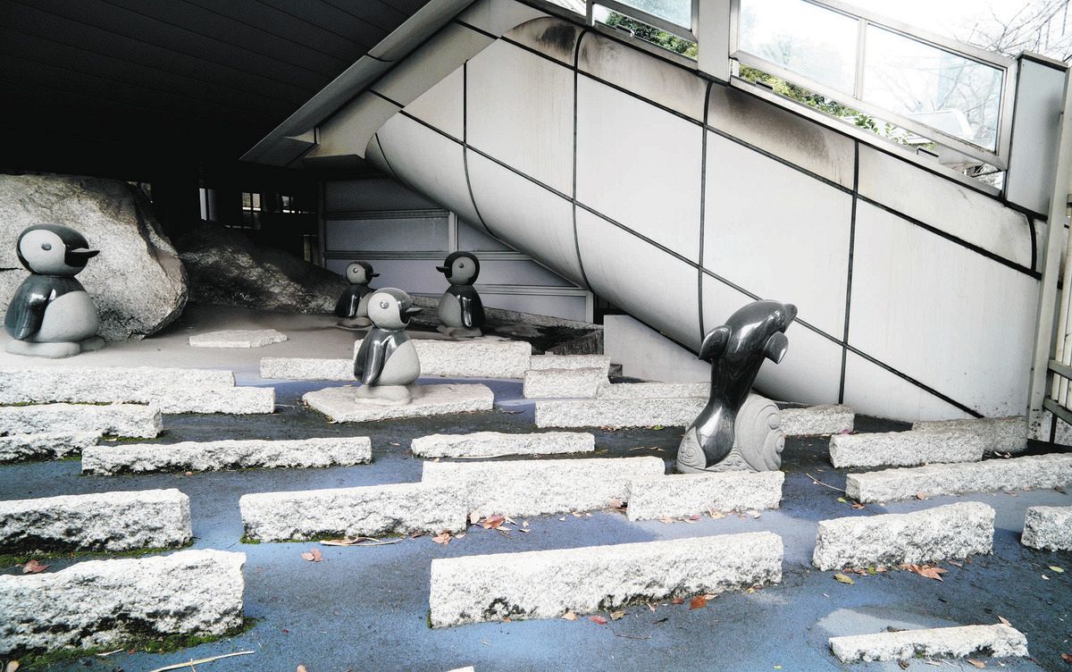 路上生活者（ホームレス）が寝起きできないように設けられた「排除アート」＝東京都品川区のJR大森駅歩道橋下で