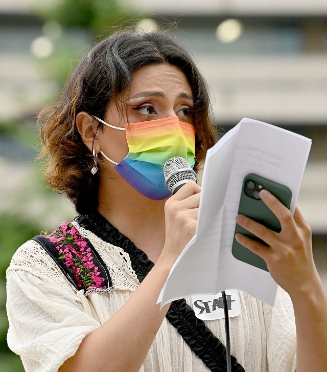自民党本部前で抗議の声をあげるアンドロメダさん＝東京都千代田区で
