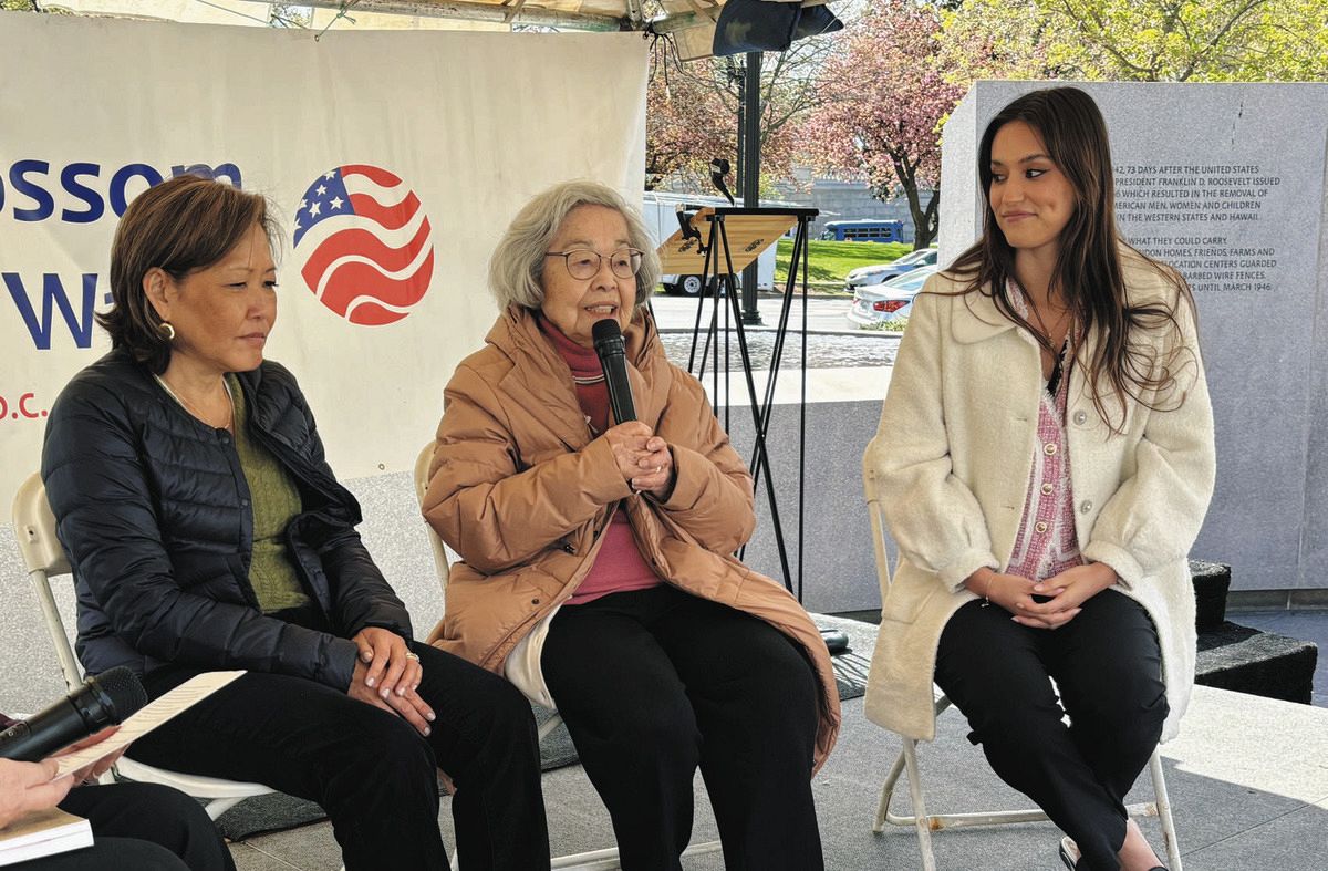 6日、米ワシントンで、娘のキミさん（左）と孫のキャロリンさん（右）と一緒に日系人排斥の歴史を語り継ぐ重要性を語るマリーさん