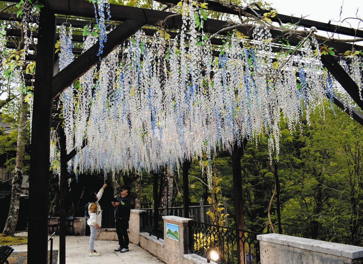 箱根にガラスのオブジェ、本物と競演 虹色のアジサイ 小鳥やフジも登場