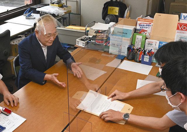 愛知県選管から署名集めに必要な請求代表者証明書を受け取るリコール活動団体会長の高須克弥氏（左）＝２０２０年８月、愛知県選管で