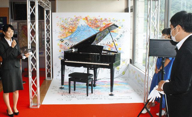 展望ラウンジに設置されたストリートピアノ＝いずれも富士市の富士川楽座で
