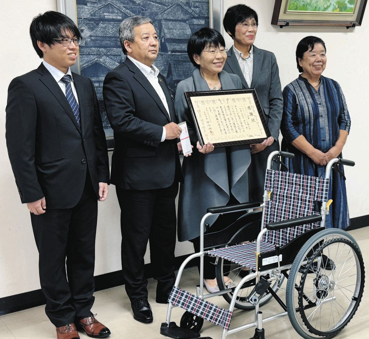 演劇収益金で足利市の小学校に車いす寄付：東京新聞デジタル