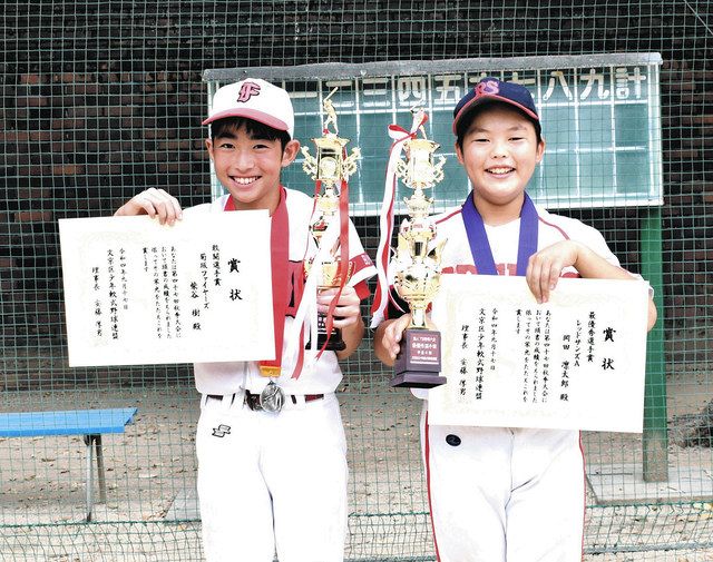 MVP Rintaro Okada (right) and Fighting Spirit Award Itsuki Shibatani