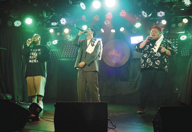 単独ライブで熱唱する音楽ユニット「アルバトロス」