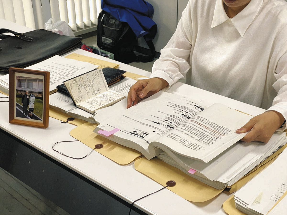 盗撮トイレ　連写 森友文書の遅すぎた開示に赤木雅子さんは…涙「死なんでもよかったのにね」 俊夫さんのかばんに紙束を収めた：東京新聞デジタル