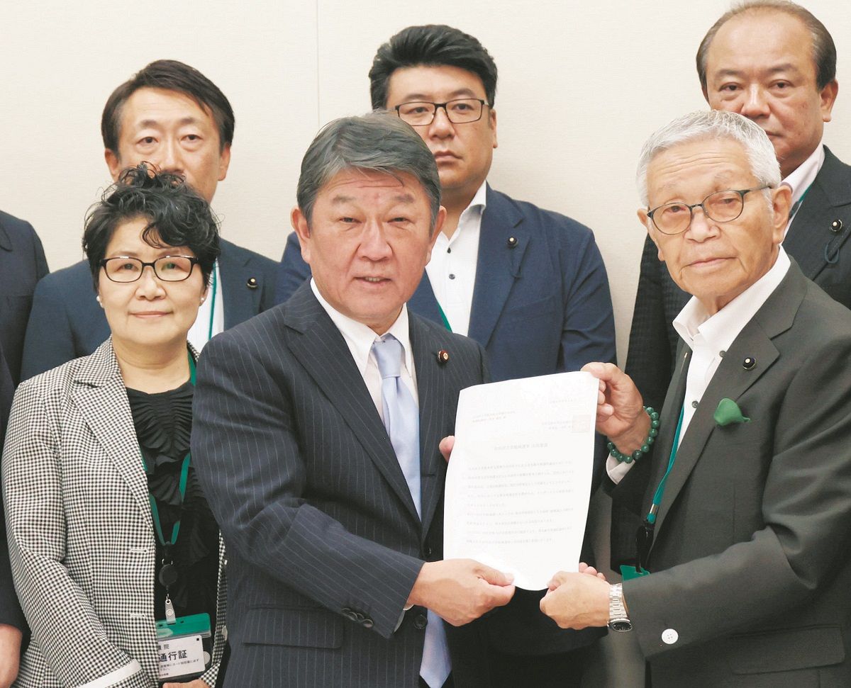 地元の自民党栃木県連から総裁選への立候補要請を受けた茂木敏充氏（中央）＝8月28日、国会内で（佐藤哲紀撮影）