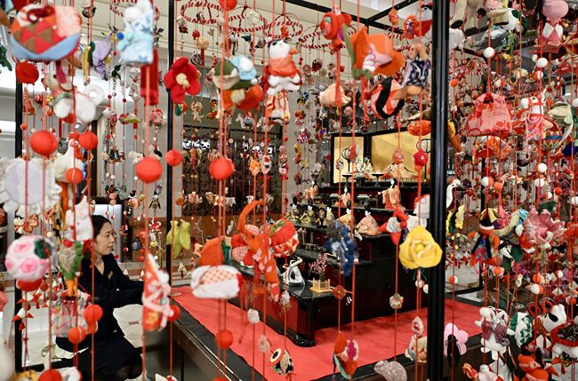 ひな壇 ぐるり人形5000個 新宿 京王プラザホテルで：東京新聞デジタル