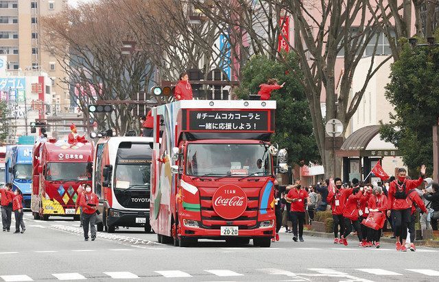 東京五輪の聖火リレーで、聖火ランナーの前を走るスポンサーの宣伝車両などの車列＝３月２５日、福島県いわき市で