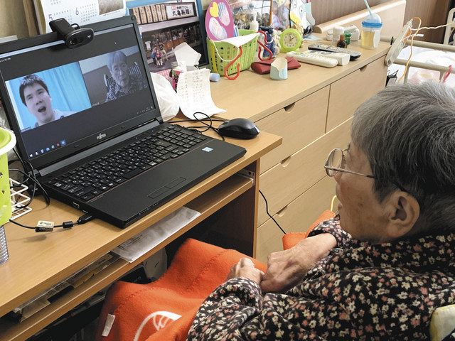 パソコン画面の河和旦さんと会話する盛田智子さん＝愛知県武豊町で