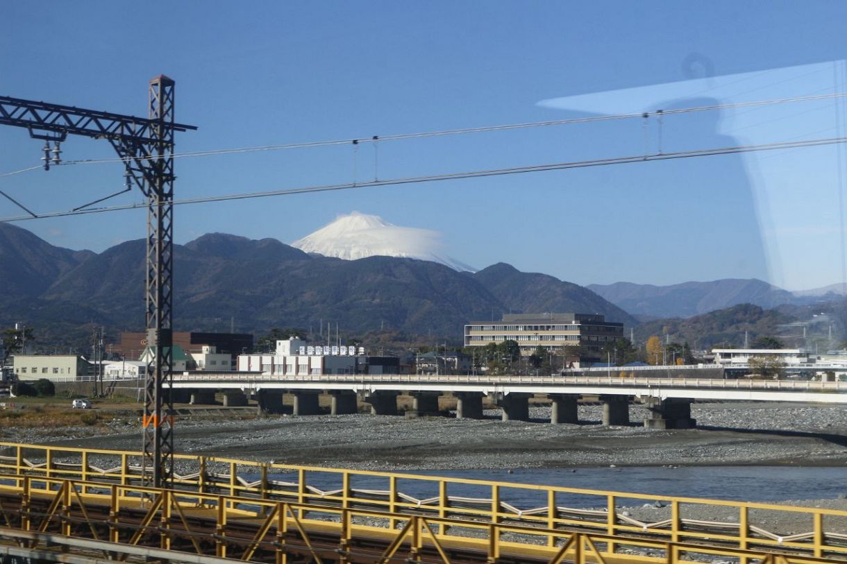 写真は、酒匂川あたりの車窓から見えた富士山。