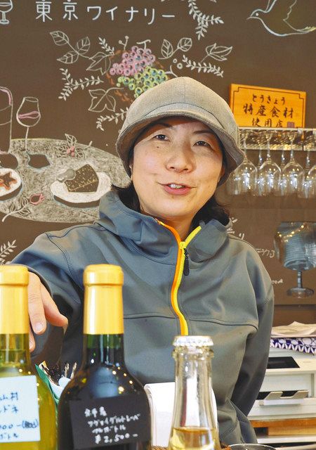 ワインの説明をする東京ワイナリーの越後屋美和代表
