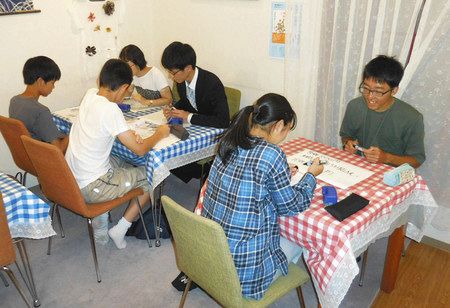 埼玉大の学生と塾生が一対一で向き合って勉強する「無料塾ひこざ」＝いずれもさいたま市で