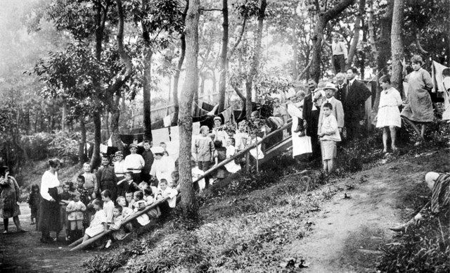 福田会の園庭で撮影したポーランド孤児たちの写真＝１９２０年、日本赤十字社提供