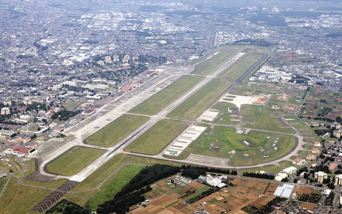 現在もPFASを含む大量の泡消火剤を保管する米軍横田基地＝東京都内で、本社ヘリ「あさづる」から