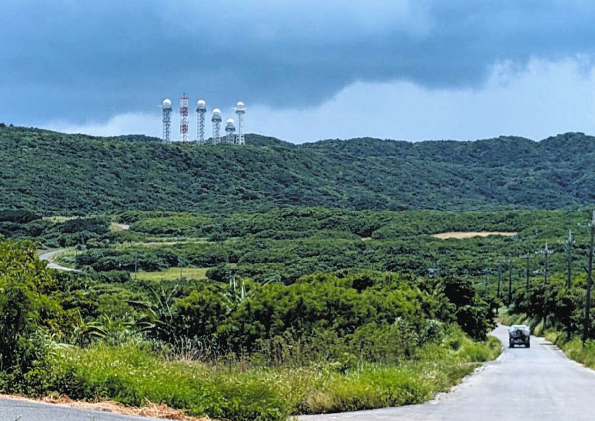 与那国島中央部のインビ岳にそびえ立つ自衛隊の監視レーダー施設＝沖縄県与那国町で