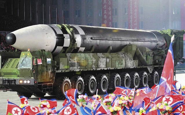 10日未明に平壌で行われた軍事パレードに登場した新型大陸間弾道ミサイルとみられる兵器。10日付の北朝鮮の労働新聞が掲載した＝コリアメディア提供・共同