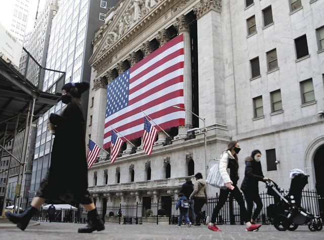 16日、巨大な米国国旗が掲げられたニューヨーク証券取引所（UPI＝共同）