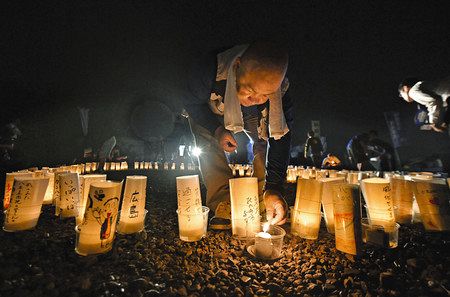 土砂災害から５年を迎え、被災地に並べられた犠牲者を追悼する灯籠＝２０日午前４時７分、広島市安佐南区で