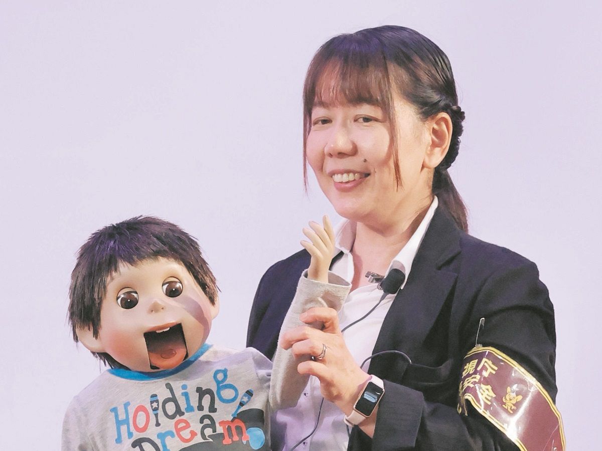 腹話術のスキルをみがく警察官…何に生かす？ 人形の「けんちゃん」と