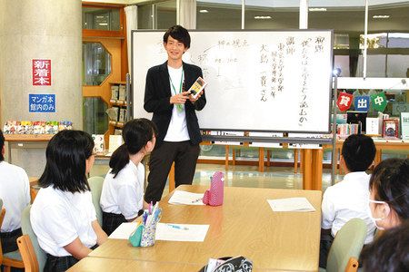 中学生に問いかけながら文学の読み方を教える大島一貴さん＝足立区で