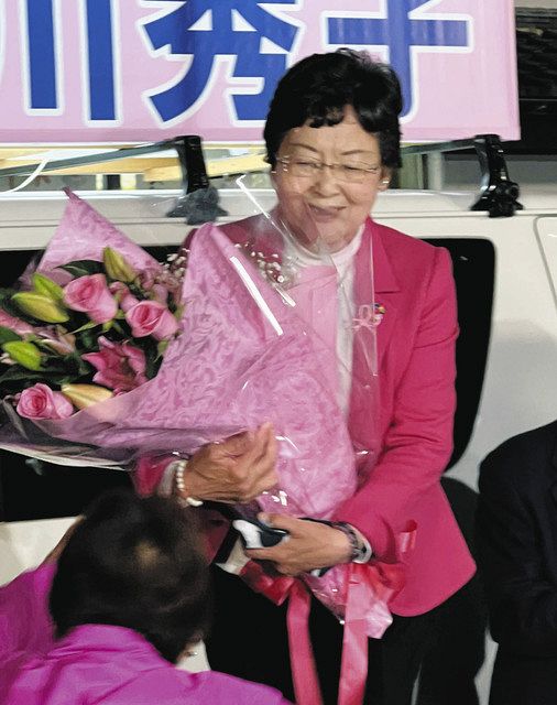 再選が決まり、支持者に祝福される大川秀子さん＝栃木市で
