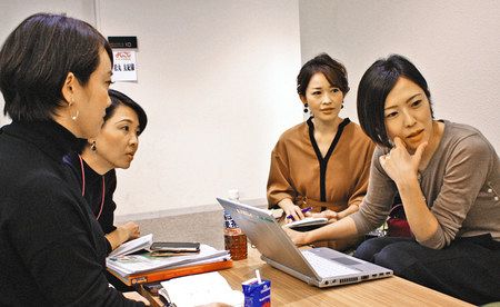 制作会議で議論する（右から）飯田プロデューサーと松丸アナウンサーら＝東京・神谷町のテレビ東京神谷町スタジオで