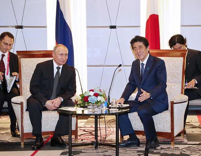 首脳会談に臨むロシアのプーチン大統領（左）と安倍首相（2019年6月29日午後5時57分、大阪市中央区）
