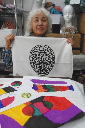 障害者が描いた絵（下）と、アーティストが手掛けたイラスト（上）。「コラボした製品開発を」と話す和田さん