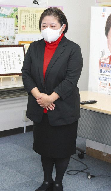 小選挙区７区で敗れた後、支援者らに礼を述べる小宮山泰子さん＝川越市新富町の事務所で
