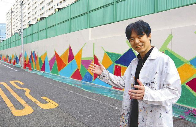 壁画を前にSDGsをテーマにしたデザインについて語る傍嶋賢さん＝3日、東京都渋谷区で（奥野斐撮影） 