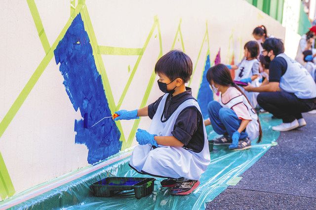 2日、壁画の色塗り作業をする子どもたち（CLEAN&ART提供） 