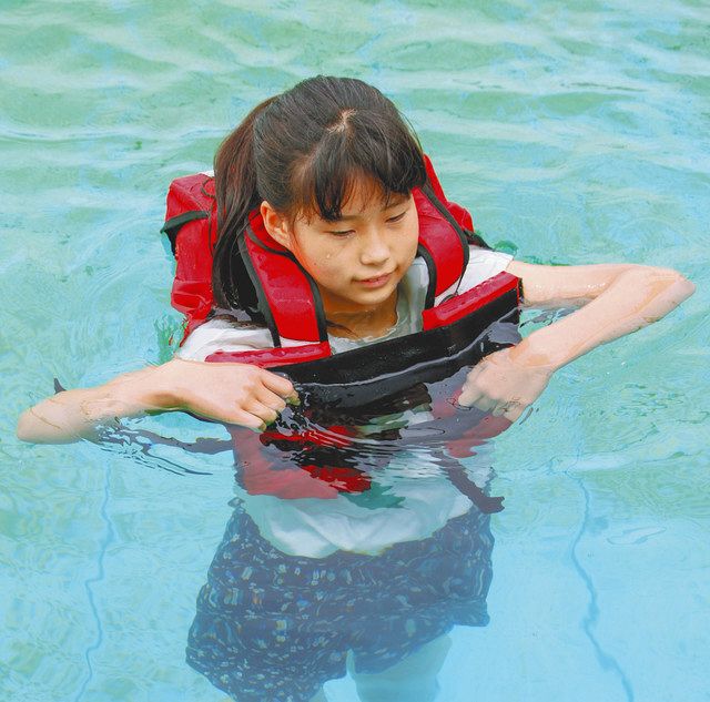 ども向けの浮くリュック「ビートキューブ」の実験の様子。顔が水につからないように立ち泳ぎしやすい仕組みになっている＝三和商事提供