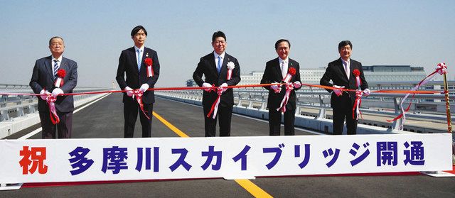 テープカットに臨む福田市長（中央）ら＝川崎市川崎区で 